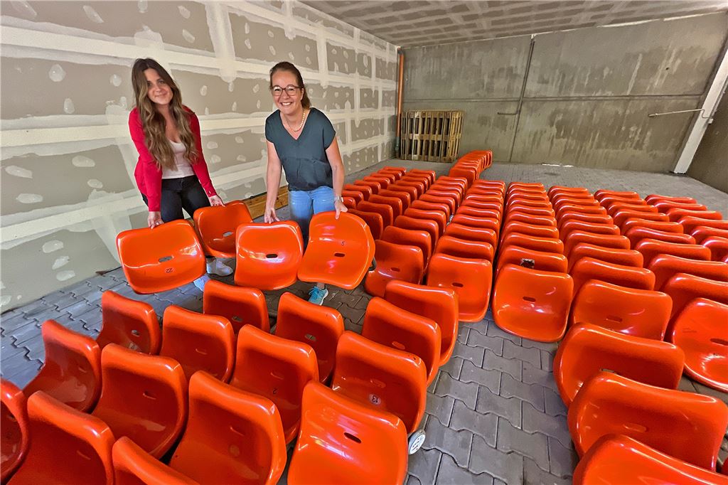 153 Sitzschalen aus der Eissporthalle Unna bekommen einen neuen Zweck Michelle Eckmann (links) und Mareike Bätge bereiteten die Sitzschalen aus der Eissporthalle Unna in einer Garage für die Abgabe vor.