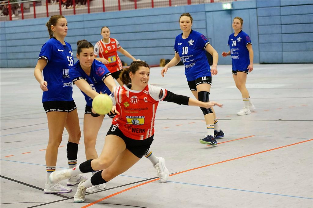 Radikaler personeller Schnitt bei den Handballfrauen des HC TuRa Michele Holz wirft den Ball von der Siebenmeter-Linie.