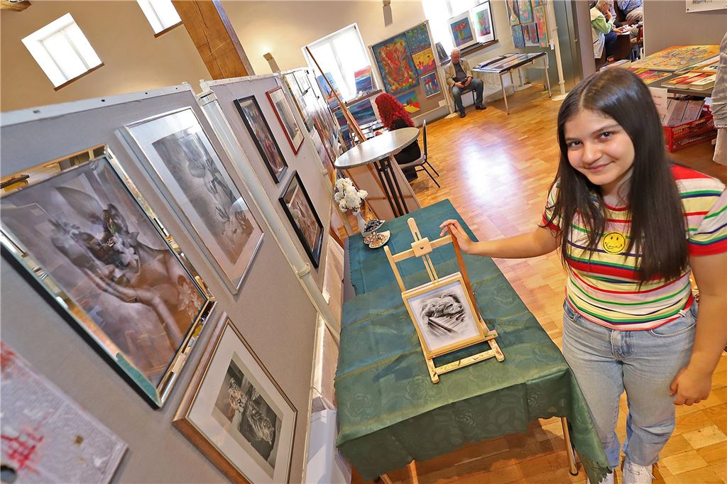 Midya Abdelaziz (12) ist die jüngste Ausstellerin in diesem Jahr. Sie ist vor circa sieben Jahren nach Deutschland geflüchtet und hat dann auch mit dem Malen angefangen.