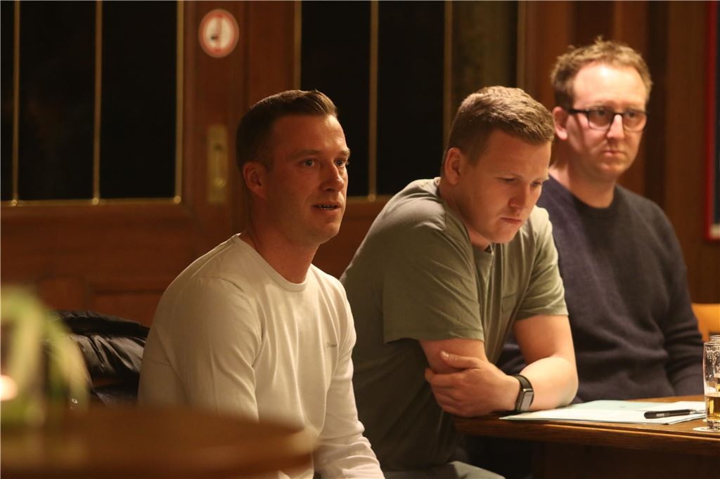 Marcel Seidel tritt bei der SG Selm zurück Mirco Kämper und Tobias Lütjann sitzen an einem Tisch.