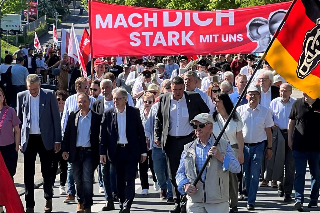 Mairedner Achim Post:„Bundesregierung ist zum Erfolg verdammt“ Der Demonstrationsmarsch zog vom Museumsplatz über die Jahnstraße zur Römerbergsporthalle.