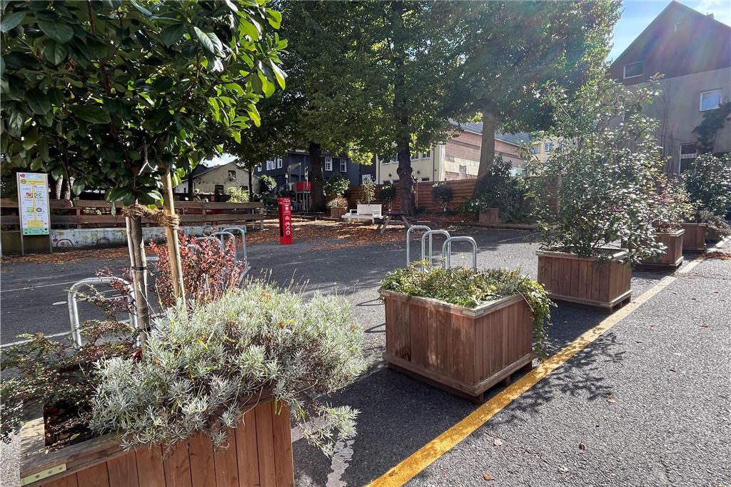 „Klimatische Baugrenzen“: Ideen für eine grünere Stadtentwicklung Der Parkplatz an der Schulstraße in Unna.