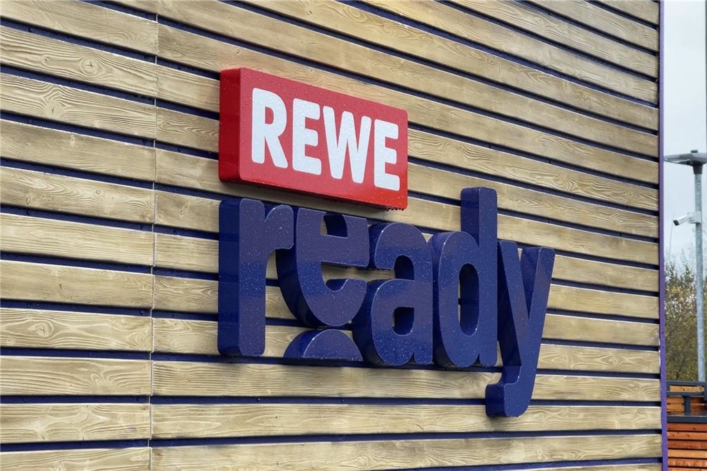 Entwickler erklärt den Rewe-Markt ohne Personal Das Logo des Rewe-Ready im Kamen Karree. Nahaufnahme.