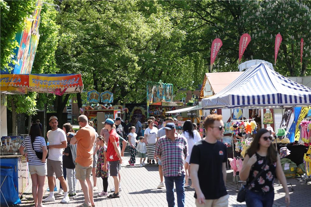 Marktmeister zufrieden mit Maikirmes: Erst am Abend wurde es leerer Besucher auf der Maikirmes in Werne