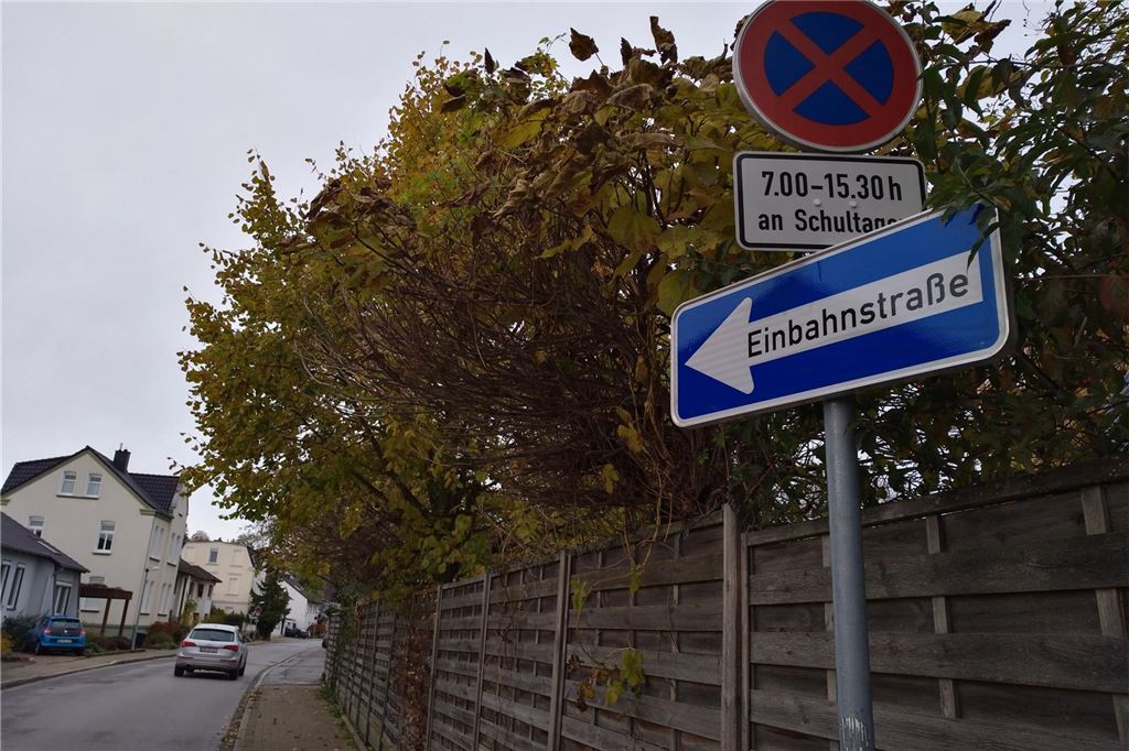 Straßensperrung gegen Elterntaxis erlaubt: Was Fröndenberg tut Am Friedhofsweg in Fröndenberg steht ein Einbahnstraßenschild. Außerdem ist auf einem Schild zu erkennen, dass zwischen 7 Uhr und 15.30 Uhr ein Halteverbot gilt.