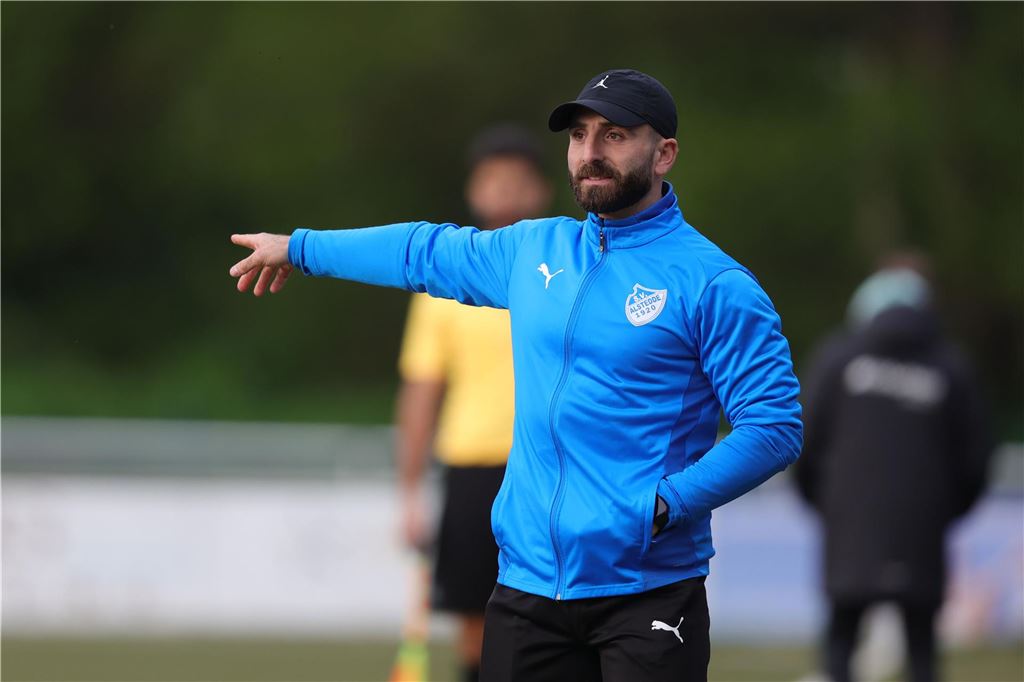 BW Alstedde springt nach Tor-Festival auf Platz zwei Hasan Ekici gibt Anweisung an seine Spieler.