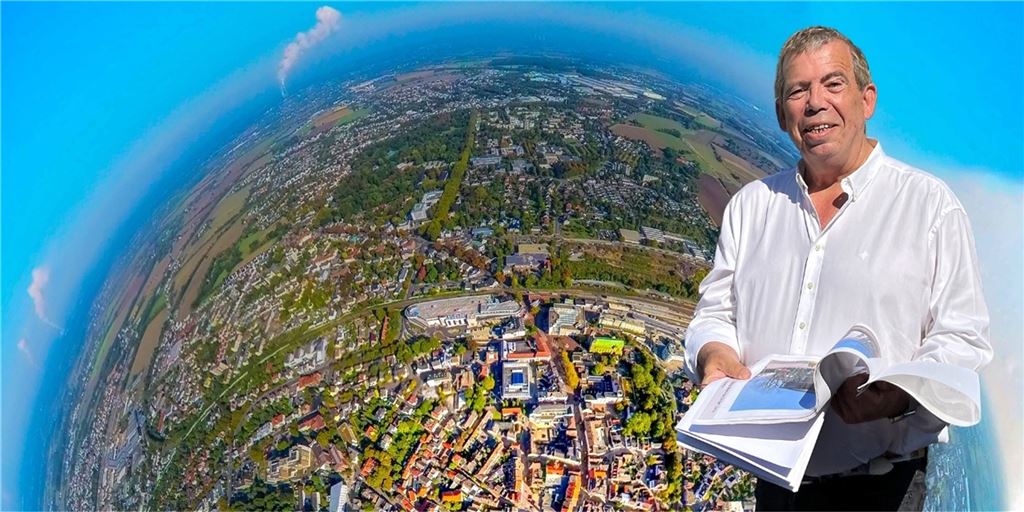 Die Mühle Bremme ist Michael Deterdings „Luftnummer“ Mit der „Neuen Mühle“ Bremme hat Architekt Michael Deterding ein Bauwerk geschaffen, dass sich selbst aus 10.000 Metern Höhe noch ausmachen lässt. Ein wenig kleiner als in dieser Fotomontage wirkt es dann allerdings doch: Unser Luftfotograf Hans Blossey schießt seine Bilder nicht aus dem Verkehrsflieger, sondern aus dem eigenen Motorsegler.