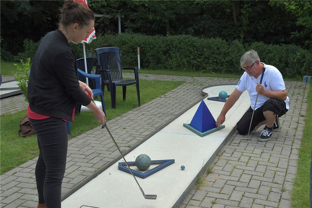 Lüner Minigolfplatz erfolgreich: "Coronazeit war sogar gut für uns" Ein paar Tricks braucht es schon, um den Ball ins Loch zu bringen.
