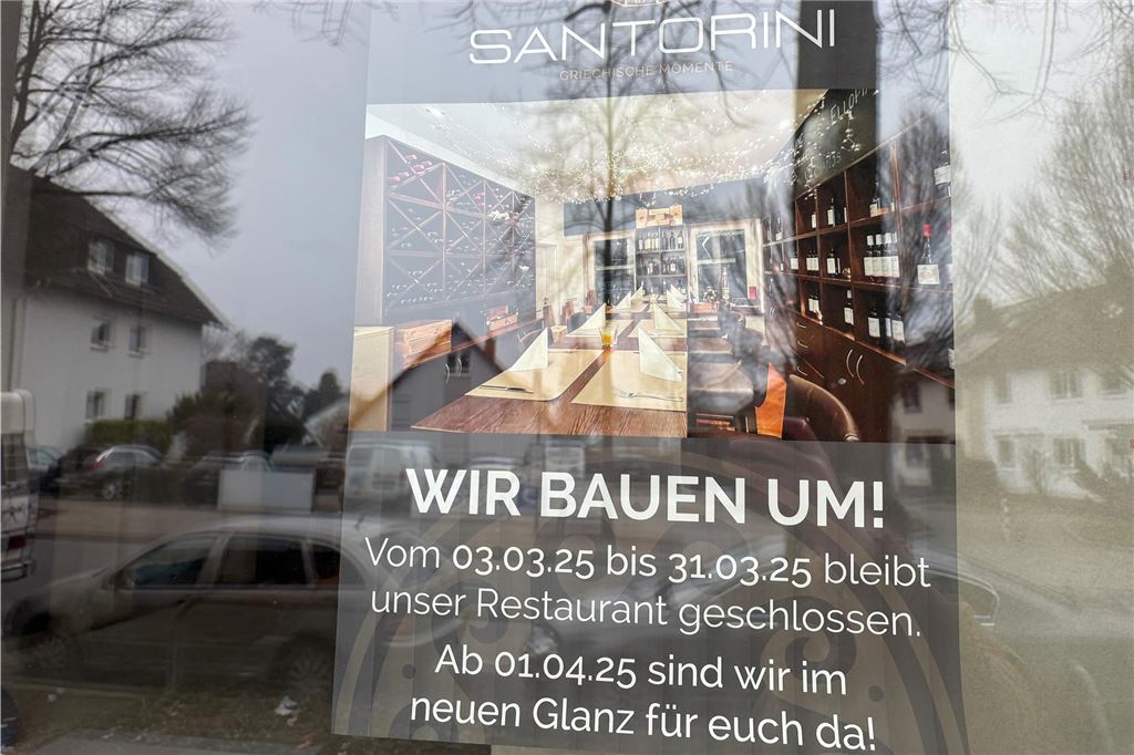 Restaurant Santorini vorerst geschlossen: Neueröffnung schon geplant Ein Flyer mit der Aufschrift "Santorini - WIR BAUEN UM!" hängt im Fenster des griechischen Restaurants Santorini in Unna.