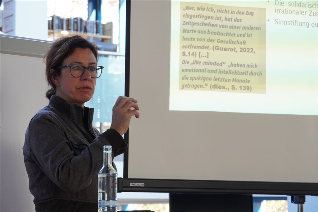 „Buntes Sofa“ soll Neugier wecken auch an extremen Meinungen Prof. Dr. Ute Fischer erläutert ihre Forschung zum Einfluss von Corona auf die Gesellschaft