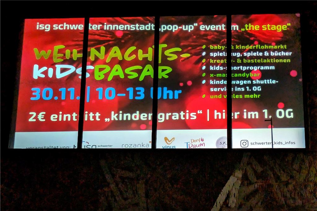 Neue Event-Location belebt die City: Kunst und Kultur im C&A-Anbau Eine Leuchtwand wirbt für einen Weihnachts-Kids-Basar in Schwerte.