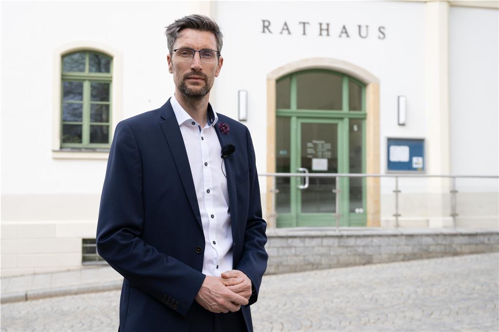 Dachdecker sucht Azubi, aber keine Juden oder Schwarze: Rassismus-Skandal in Sachsen Ronald Kretzschmar, Oberbürgermeister von Sebnitz, steht vor dem Rathaus.