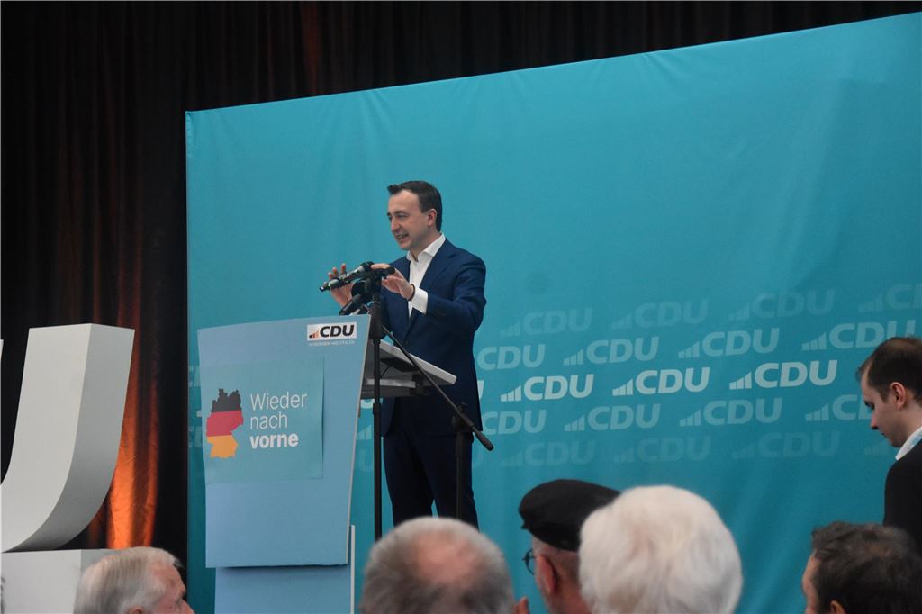 Merz in Menden: „Mit Vier-Tage-Woche ist unser Wohlstand nicht zu halten“ Mit einer impulsiven Rede bereitete CDU-Bundestagsabgeordneter Paul Ziemiak seinem Parteifreund den Weg.