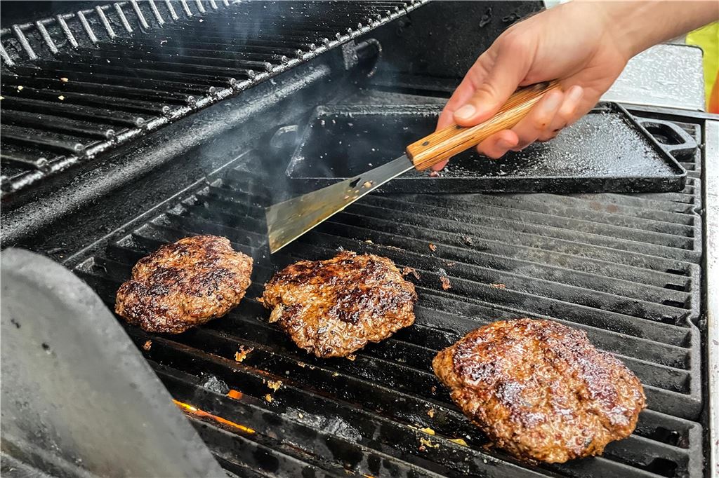 Brutzeln mit den Beef Boys Brackel: Wie gelingt der perfekte Burger? Burger-Pattys auf dem Grill