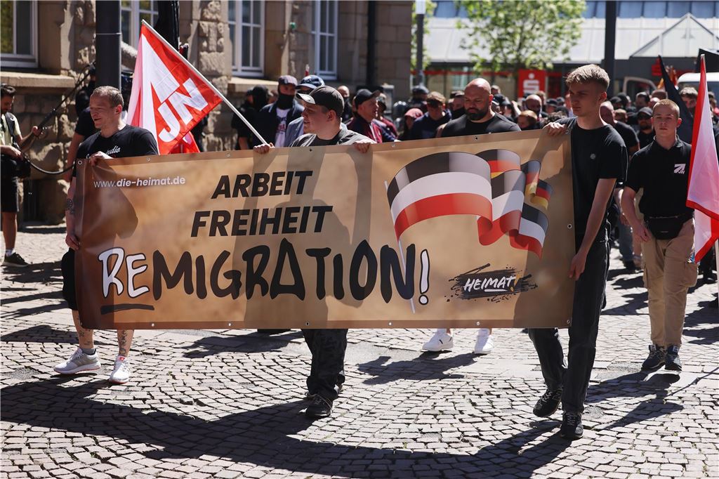Neonazi-Aufmarsch in Gelsenkirchen: Linke Durchbruchversuche - Polizei setzt Schlagstöcke ein Mit Flaggen und Spruchbändern ziehen die Teilnehmer eines rechtsextremen Aufmarsches durch die Stadt.