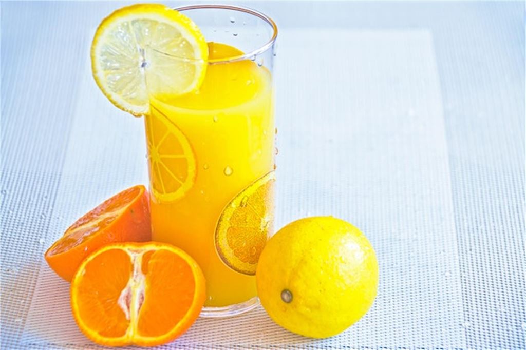 Erfrischend, fruchtig, selbstgemacht: 7 Rezepte für leckere Limonaden orangenlimo in einem glas