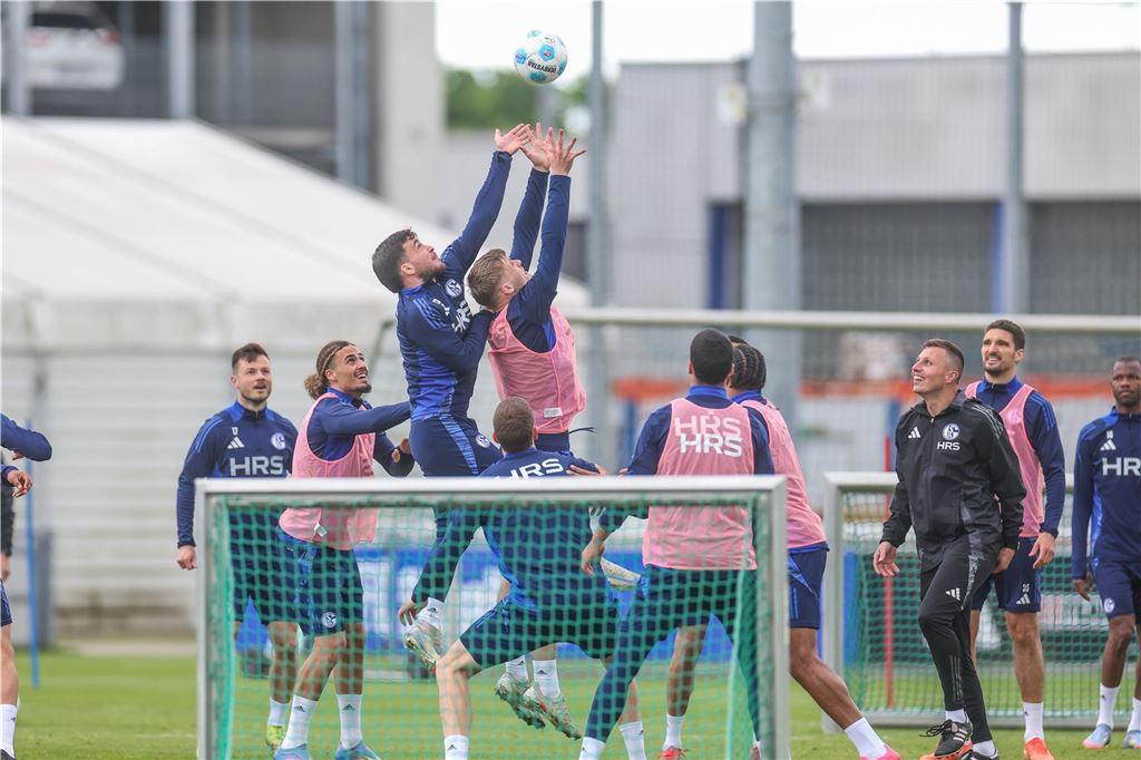 So bewertet Kenan Karaman Schalkes Lage: Barkok zurück im Training Mit Händen und Füßen wurde auf Schalke am Montag trainiert.