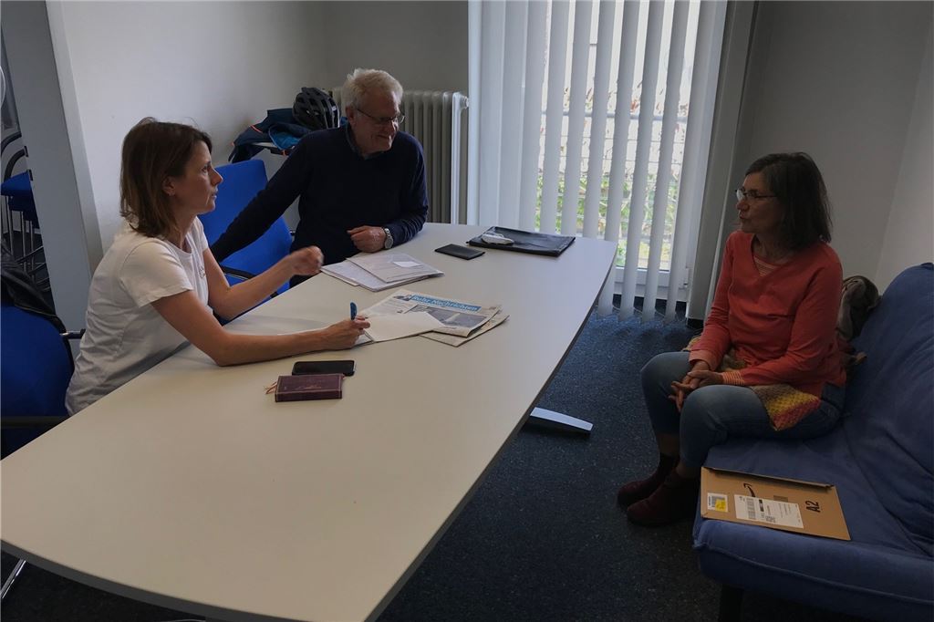 Rückkehr aus Bangladesch? Anisha (7) wünscht sich Fischstäbchen Hans-Bernd Marks und Marianne Versin-Wenzler (r.) vom AK Asyl im Gespräch mit Martina Niehaus von den Ruhr Nachrichten
