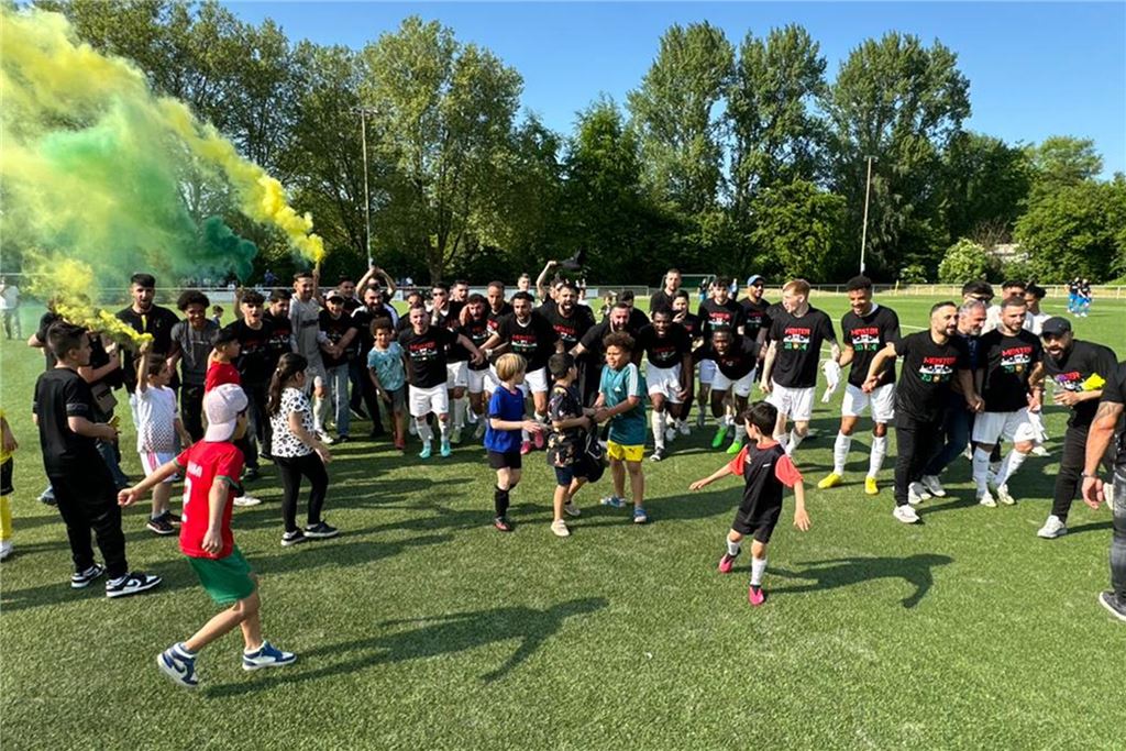 Mit Pyrotechnik und Gesangseinlagen feierte der FC Roj den Aufstieg in die Landesliga.