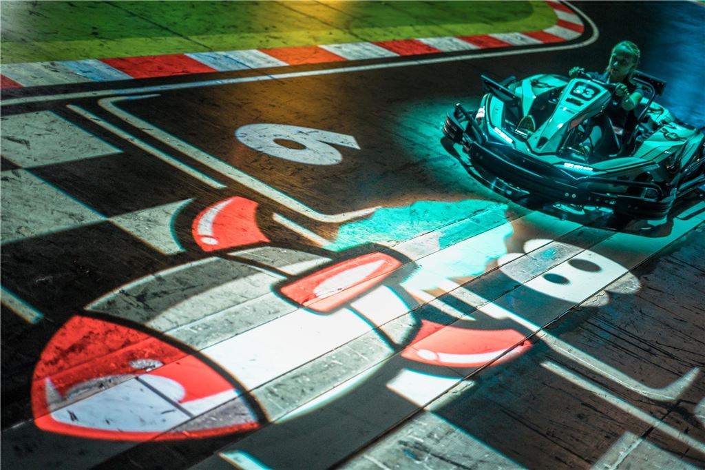 Von Fußball zu Mario Kart: Battlekart eröffnet in der alten Soccerhalle Mit Raketen können die Spieler bei Battlekart ihre Gegner von der Strecke kegeln.