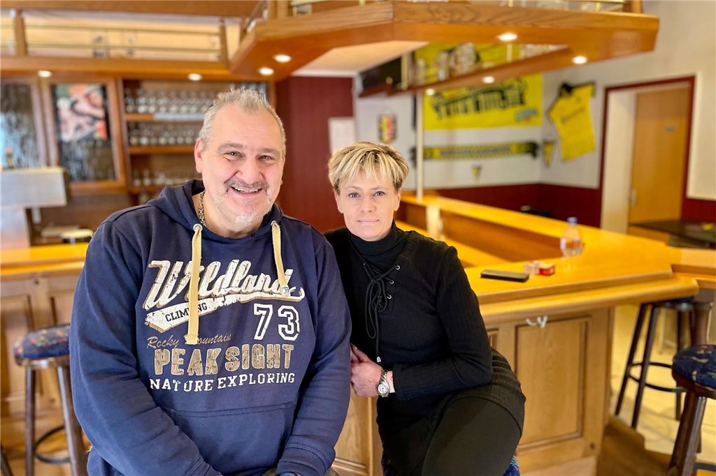 DJ Diego ist ein Urgestein im Dortmunder Nachtleben DJ Diego Janke mit seiner Frau Melanie n der Gaststätte Am Nussbaumweg in Dortmund