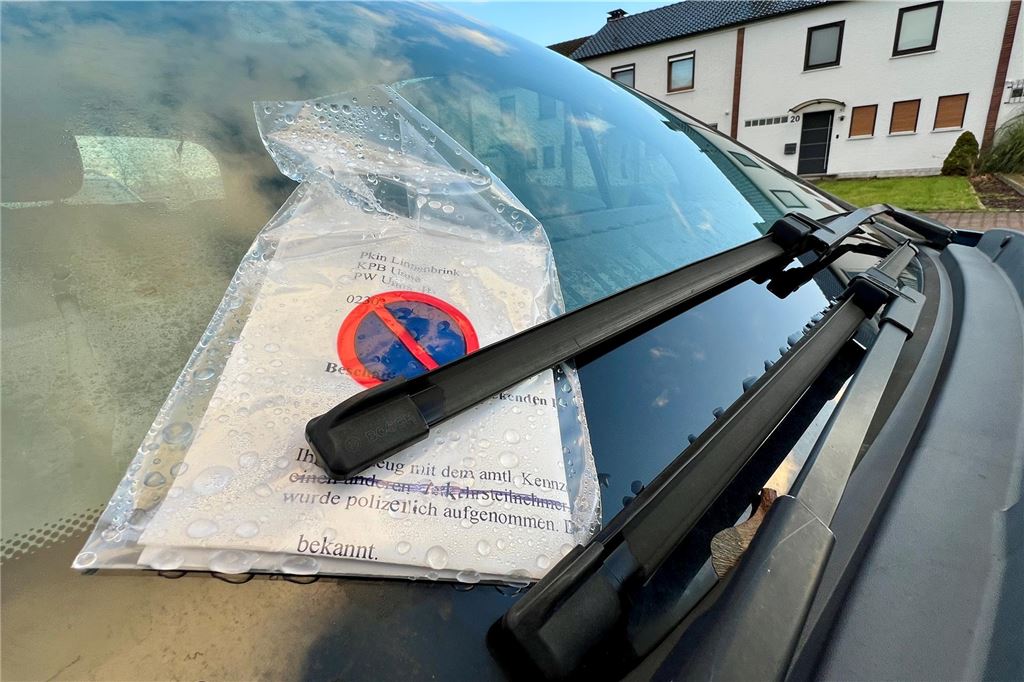 Vandalismus: Kriminelle Serie im Norden geht weiter Ein Hinweiszettel klemmt unter einem Scheibenwischer an einem vom Vandalismus betroffenen Auto.