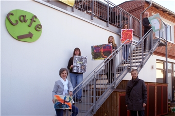 Mit viel Abstand schaffen Mitarbeiter der Werkstatt im Kreis Unna, des Runden Tischs gegen Gewalt und Rassismus und des Lüsa-Cafés Remise Platz für die Kunstwerke, die Jugendliche gegen Mobbing und für Respekt geschaffen haben (v.l.): Marion Velikonja, Tania Mairitsch-Korte, Galina Hilla, Lydia Werner, Klaus Koppenberg und Dirk Hübner.