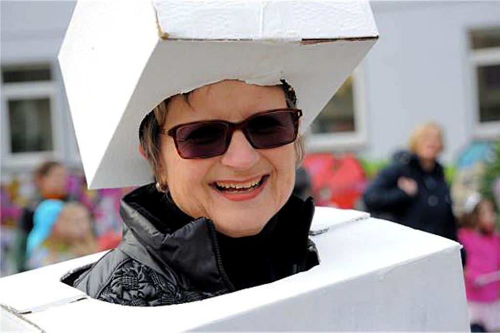 Erinnerungen an den Rosenmontagszug der Schulen Ein Karnevalistin hat sich mit Kartons verkleidet.