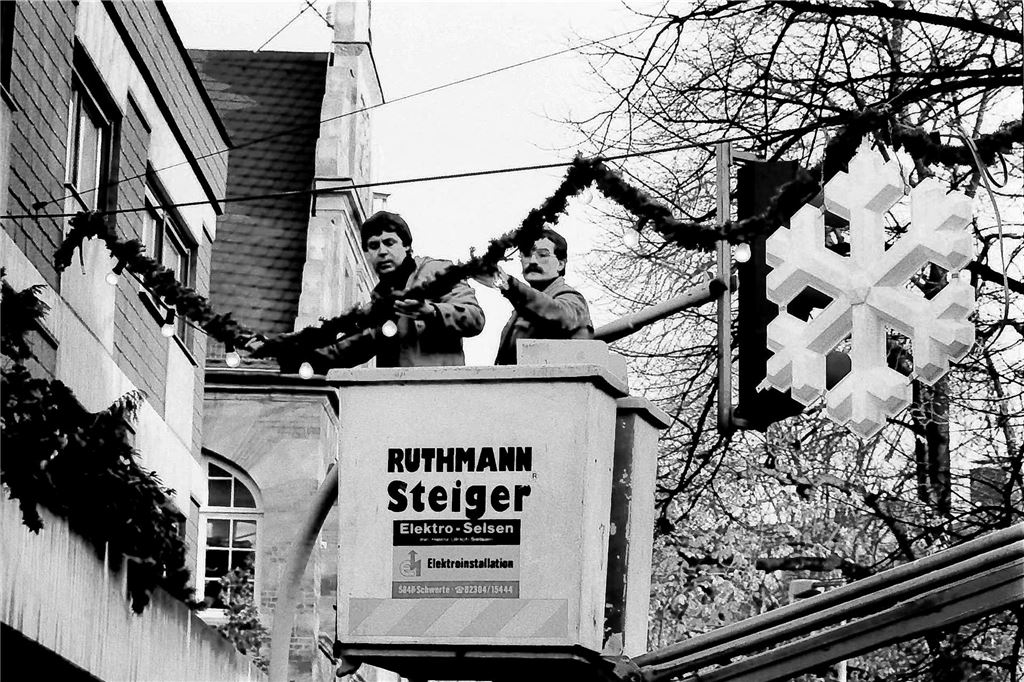 So schön war Schwerte früher im Advent Weihnachtsgirlanden werden 1984 in der Schwerter Innenstadt aufgehängt.