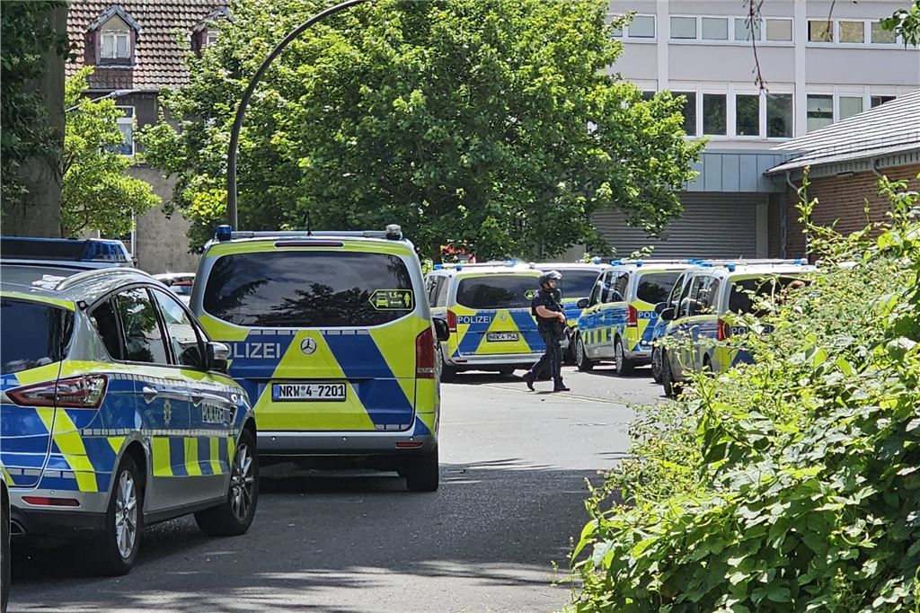 Polizei-Großeinsatz: Mann mit Messer bedroht – 17-Jähriger festgenommen Mit zahlreichen Fahrzeugen war die Polizei im Einsatz. Mehrere Straßen waren im Bereich des Hauptbahnhofes gesperrt.