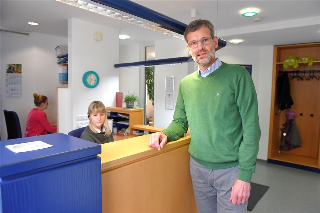 Ansturm auf Kinderärzte: So viele Patienten an einem Tag wie noch nie Mitarbeiter und auch die Eltern seien aufgrund der aktuellen Infektionszahlen sehr belastet, sagt Dr. Jochen Wulff.
