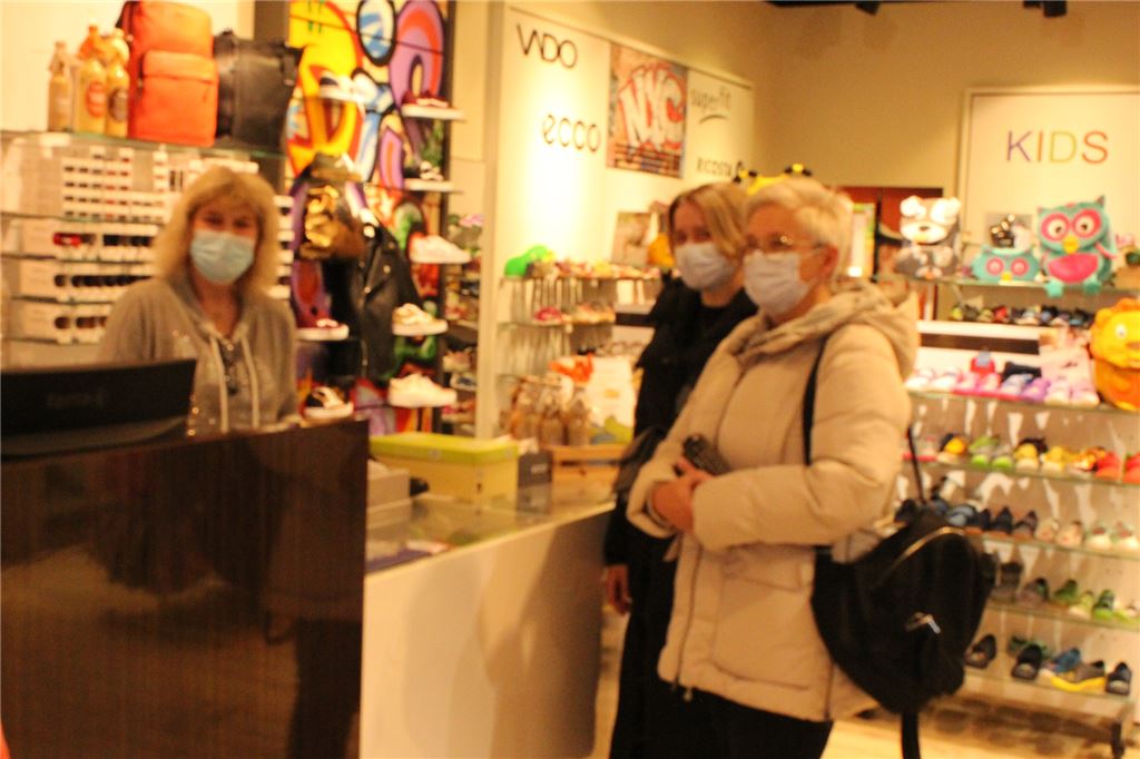 Die Maske wird nicht aus der Fußgängerzone in Unna verschwinden Mitarbeiter und Kunden werden bei Schuh Disselbeck auch über das Ende der Maskenpflicht hinaus, auf den Gesichtsschutz setzen.