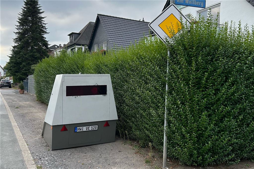 Trotz Tempo 30: Anwohner ärgern sich über laute Raser Enforcement Trailer steht in Holzwickede an der Unnaer Straße.