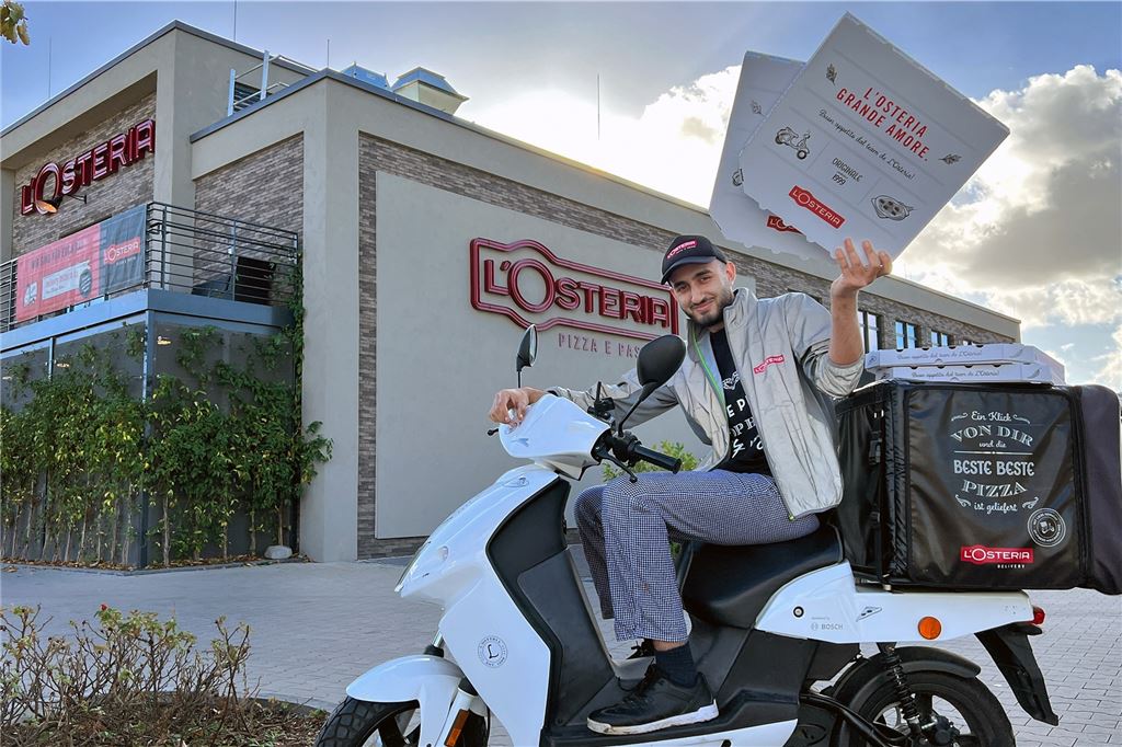 Erfolg mit dem Pizzaschieber: L’Osteria trotzt Corona und der Energiekrise Mohammed Rama auf einer Vespa mit großem Thermo-Stauraum. In der Zeit des Corona-Lockdowns baute die L‘Osteria gezielt das Liefergeschäft aus – und profitiert auch jetzt noch davon.