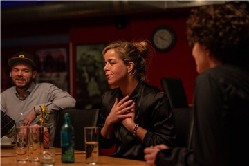 Mona Neubaur (Mitte, hier mit Claudia Keuchel und Hans Hierweck) ist fest davon überzeugt, dass soziokulturelle Zentren wie die Lindenbrauerei wichtig für die Demokratie sind.