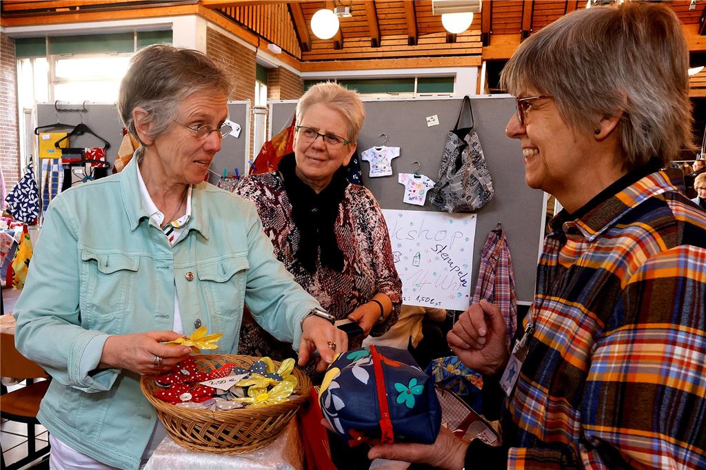 Holzwickeder Frühling: Warum eigentlich immer noch im Schulzentrum? Monika Take-Hülsmann und Elisabeth Nawroth zeigen Bigit Poller ihre Handarbeiten (vlnr).