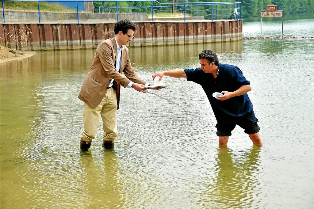 Moritz Graf vom Hagen-Plettenberg (l.) im Jahr 2012: Regelmäßig wird das Wasser überprüft.