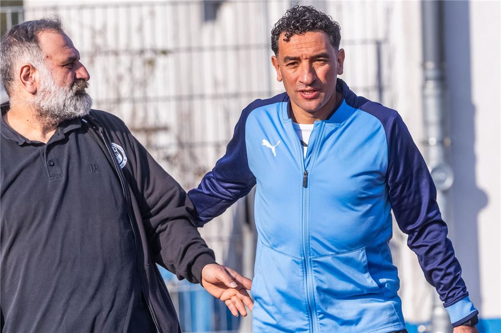 FC Brünninghausen verpflichtet Carsten Droll als Trainer Mounir Bazzani läuft auf den Platz.