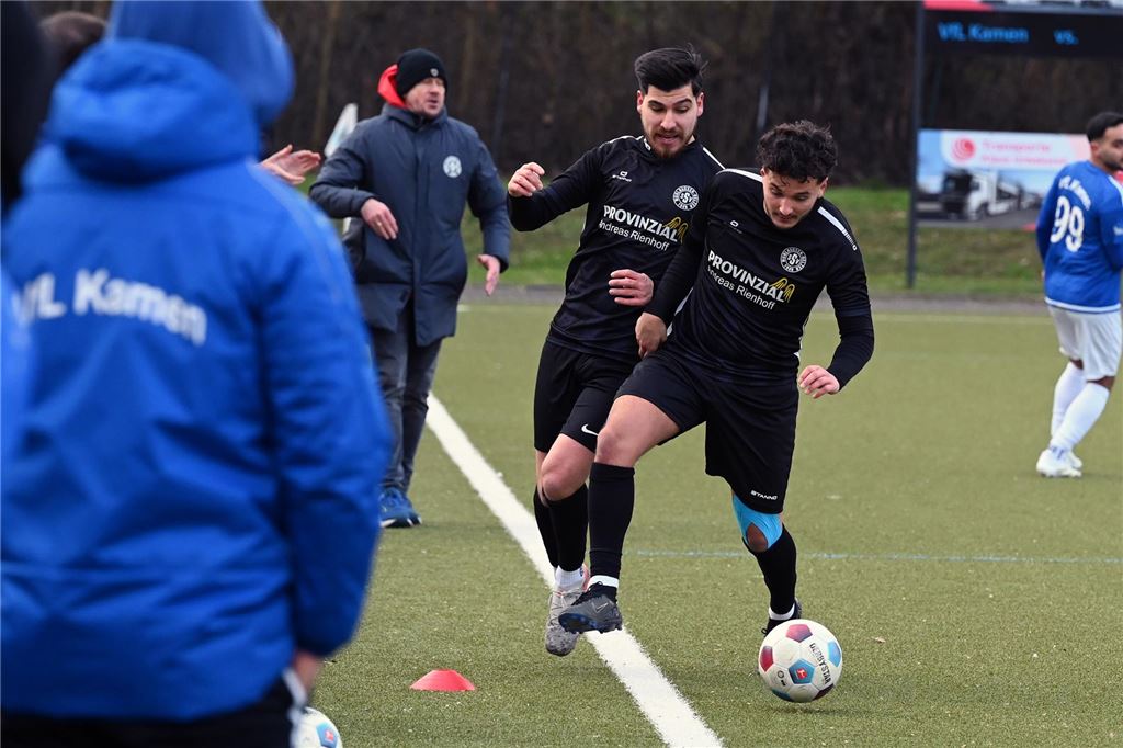 Fünf entscheidende Minuten: VfL Kamen gewinnt klar gegen Mühlhausen Mücahit Cengiz und Islam Kücükyagci (l.) vom SSV Mühlhausen hatten im Derby beim VfL Kamen einen schweren Stand.