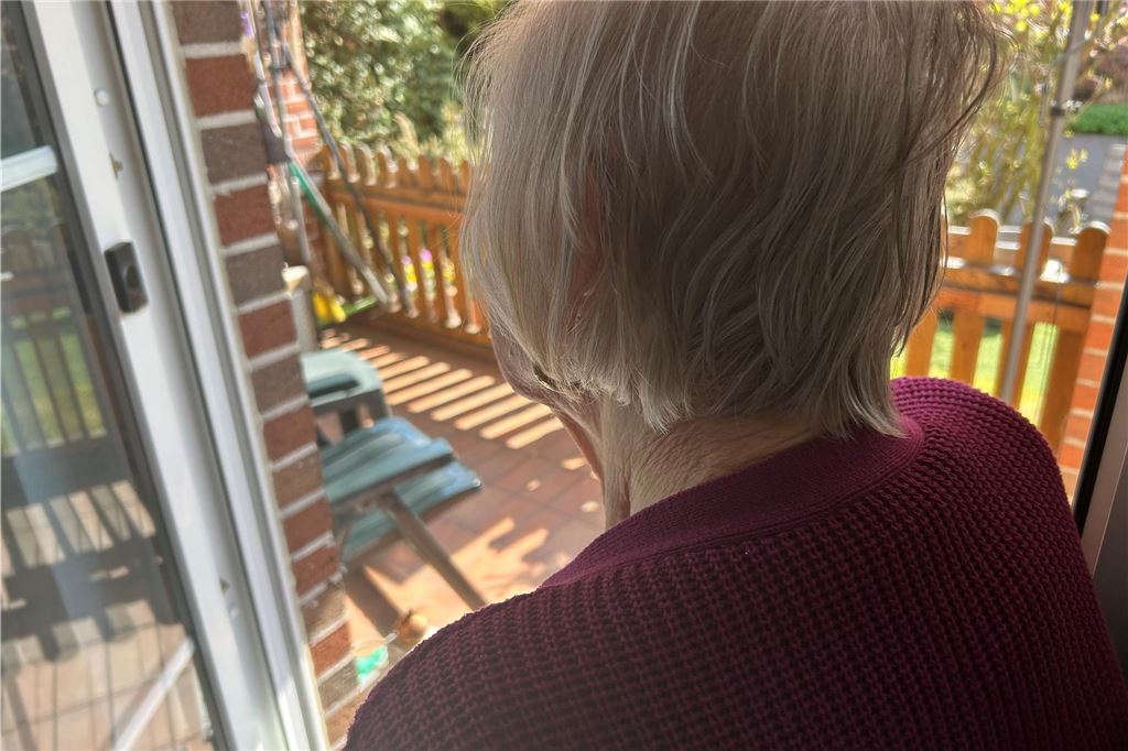 90-Jährige von Putzfrau bestohlen: „Ich habe am ganzen Leib gezittert“ Eine ältere Frau blickt raus auf ihren Balkon