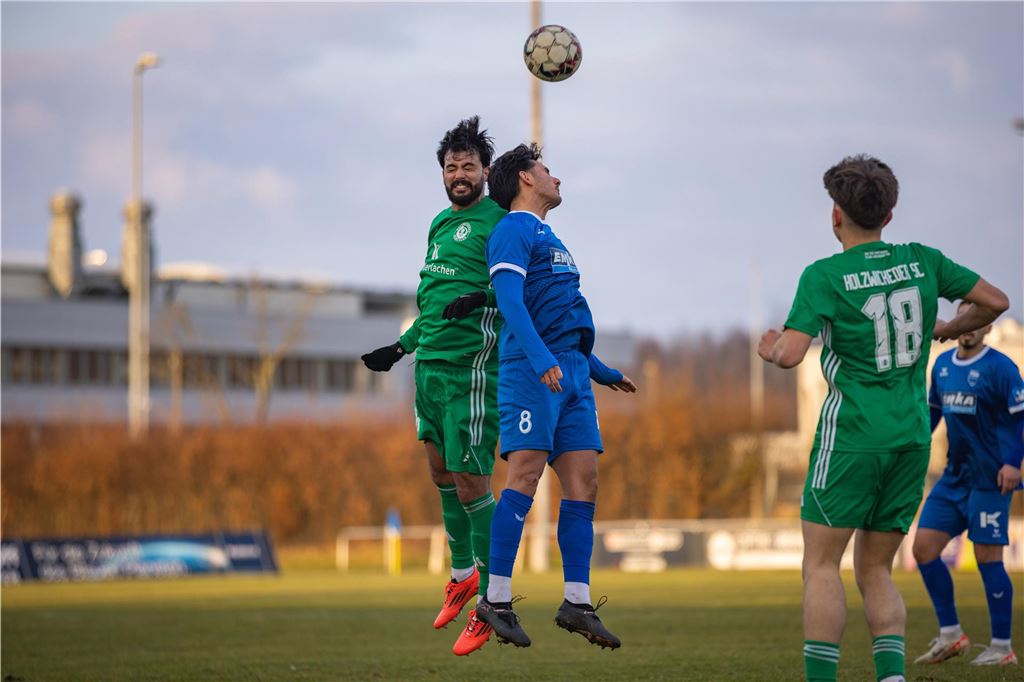Muhammed Cakir verlässt den Holzwickeder SC Muhammed Cakir (l.) im Kopfballduell mit einem Gegenspieler.