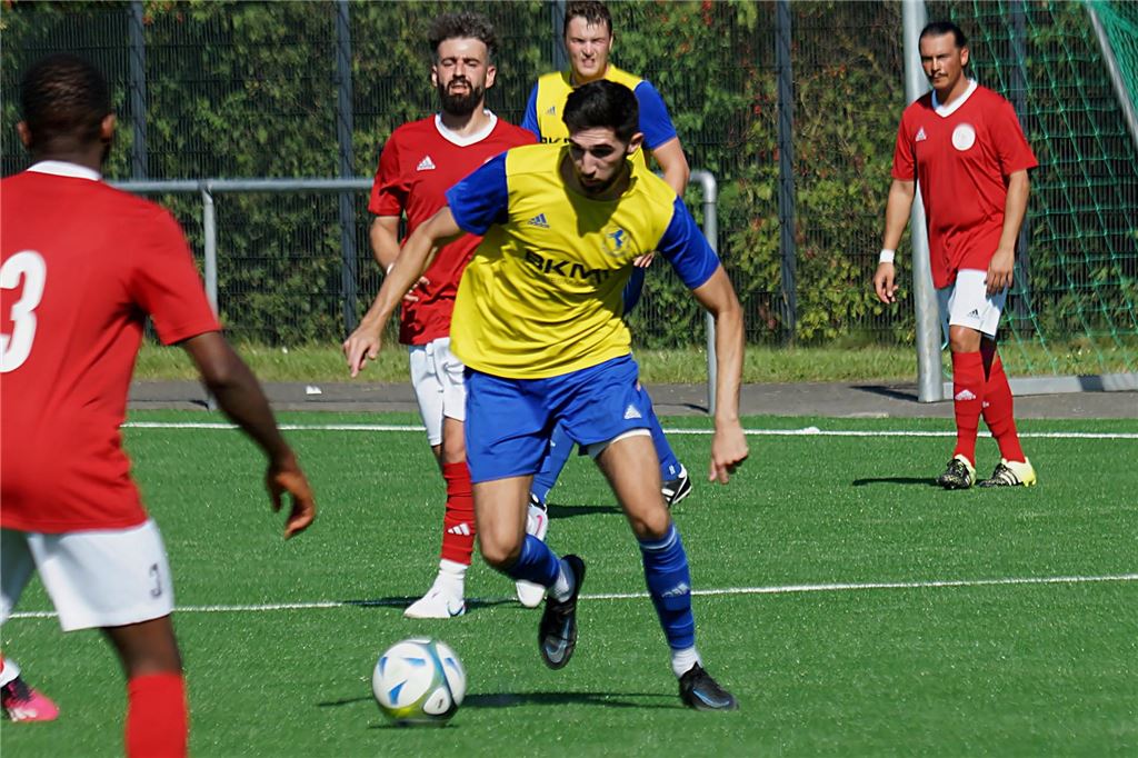 Reserve des VfL Kamen findet neuen Stürmer: Sommertransfer aus der B-Kreisliga Muharem Selimi führt den Ball.