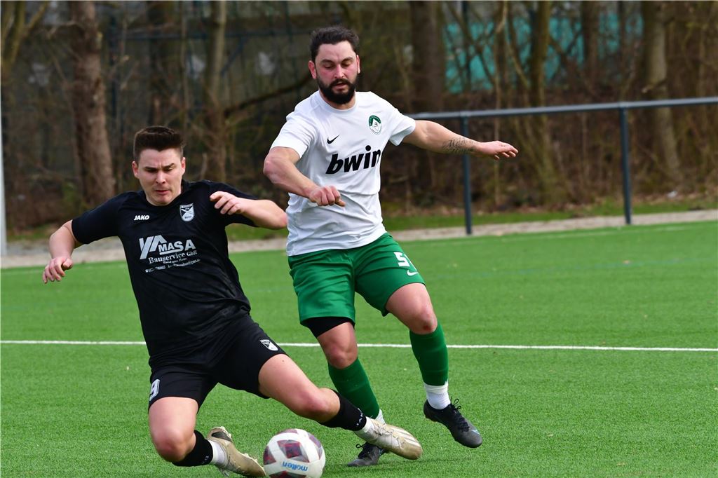 Nach Trainerwechsel: Musa Altindal lobt neuen Teamgeist des SV Stockum Musa Altindal setzt sich gegen einen Gegenspieler durch.