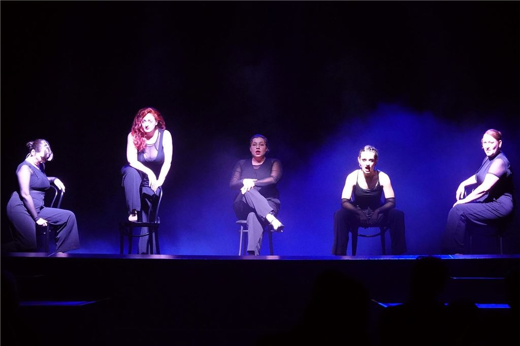Musicalgala 2024 in Holzwickede: Dunkel wurde es beim „Cell Block Tango“ aus dem Musical „Chaicago“