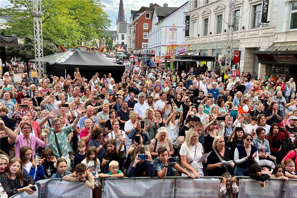 Erstmals Videoüberwachung beim Stadtfest Publikum drängt sich vor einer Bühne auf dem Unnaer Stadtfest.