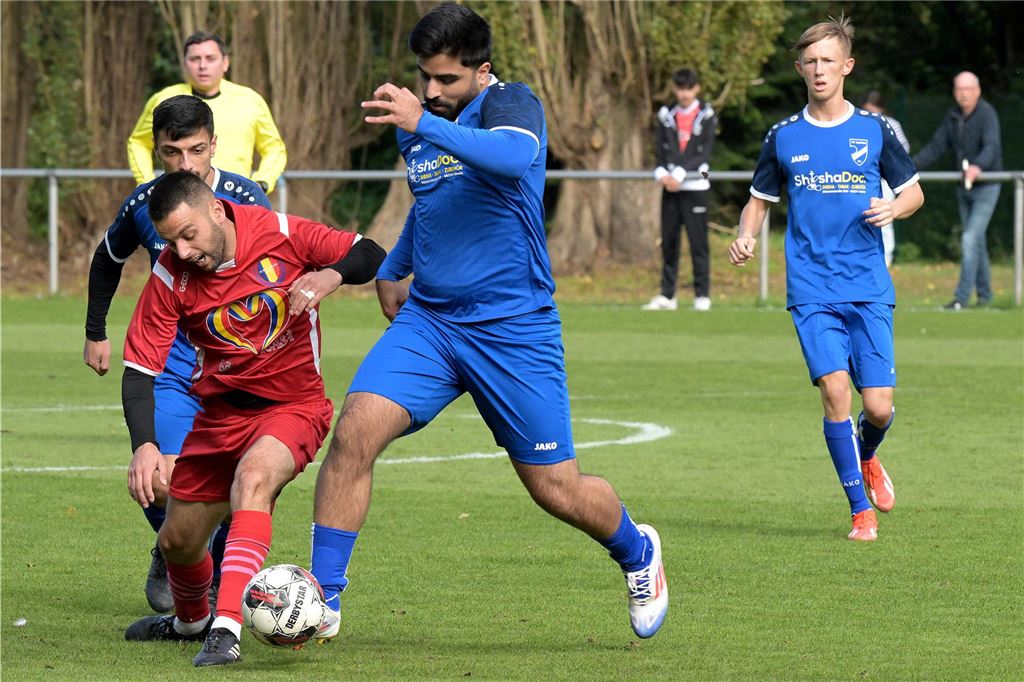 Sechs Spieler wechseln vom TuS Niederaden zur SG Gahmen Mustafa Ali geht in den Zweikampf.