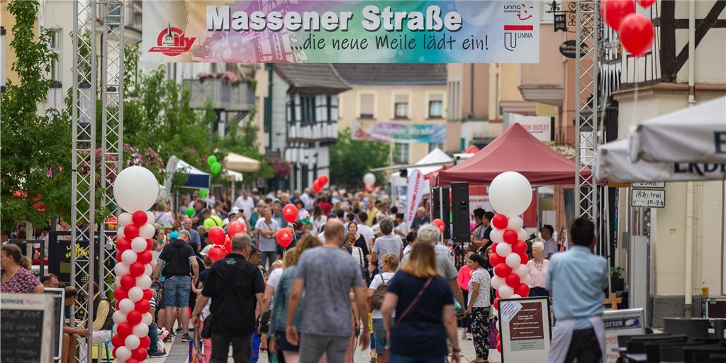 Bei Eröffnung der Massener Straße ist ein großer Wunsch noch unerfüllt Nach 12 Uhr drubbelte es sich zeitweilig auf der Massener Straße. Die Händler hatten sich viele Aktionen ausgedacht.