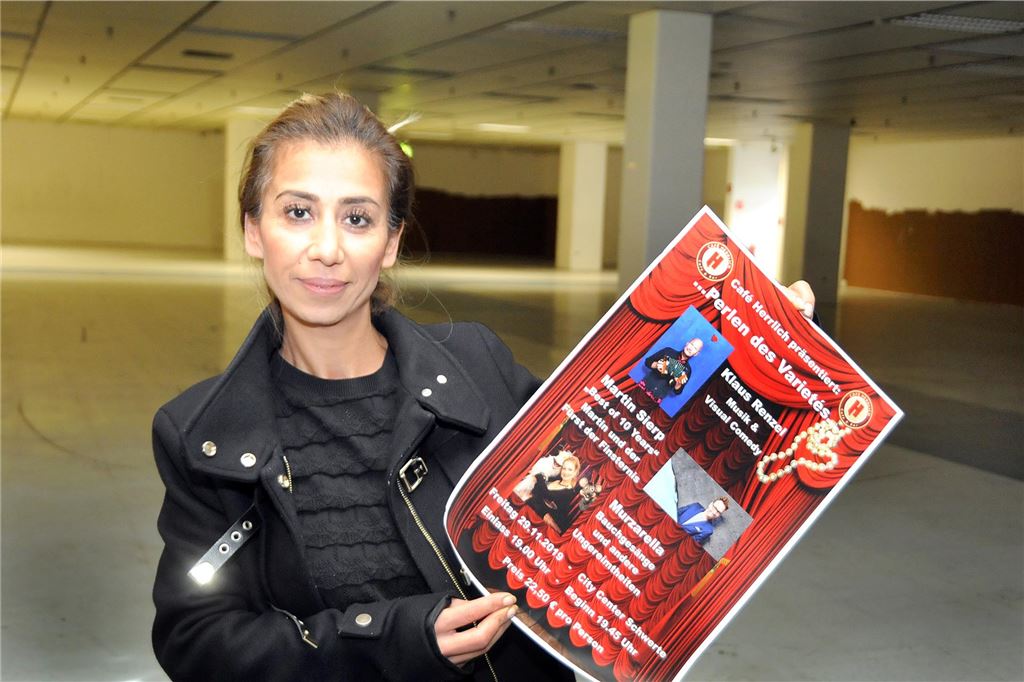 Nach dem Coop-Ende ging es mit dem City-Center bergab Die Gastronomin Sivita Karakus zeigt ein Varieté-Plakat in den leerstehenden Verkaufsflächen des Centershops in Schwerte.