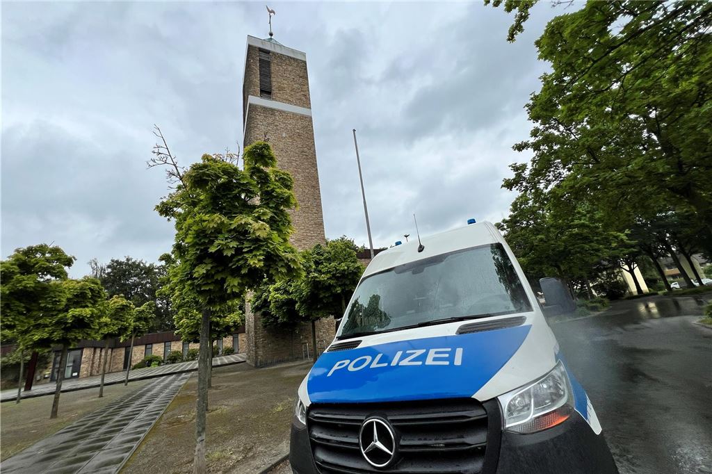 Feuer zerstört Holzhütte an der Kita „Unterm Regenbogen“ Nach dem Brand auf dem Kita-Gelände war am Montag die Polizei vor Ort, um zu ermitteln. Im Hintergrund ist der Kirchturm der Evangelischen Paul-Gerhardt-Kirche.