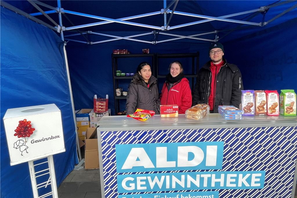 Aldi-Filiale in Lünen öffnet ihre Türen: „Ein krasser Unterschied“ Nach dem Einkauf konnten sich die Aldi-Kunden bei Paria Tajalli, Mailin Urlaub und Ibo Madumarov (v.l.) Gewinne abholen.